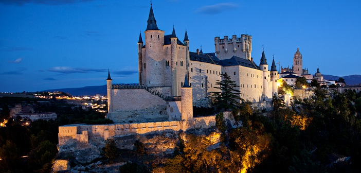 白雪姫のお城のモデルになったスペインの セゴビア城 アルカサル 旅時間