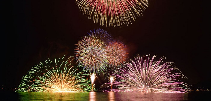鎌倉の夏を彩る 水中花火 は必見 鎌倉花火大会に行こう 旅時間