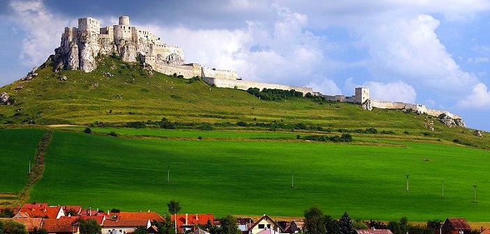 緑の草原に佇む哀愁漂うお城 ヨーロッパ最大級の廃城 スピシュ城 旅時間
