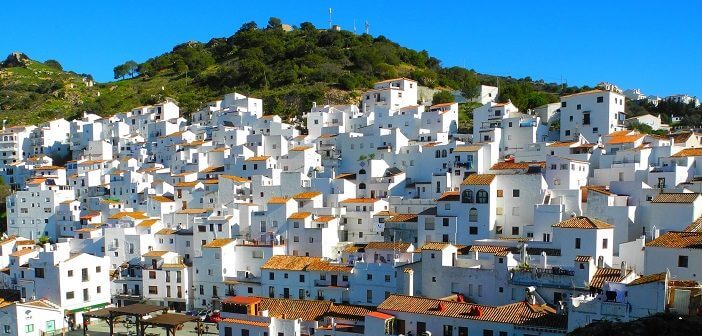 これぞイメージ通りの白い街 スペインの カサレス が素敵 旅時間