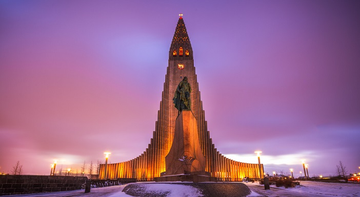 ドーンとそびえる圧倒的な存在感 アイスランドの ハットルグリムス教会 旅時間
