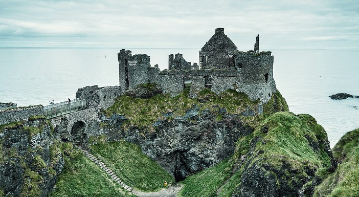 朽ち果てた中世の廃城 北アイルランド ダンルース城 の哀愁ただよう姿 旅時間